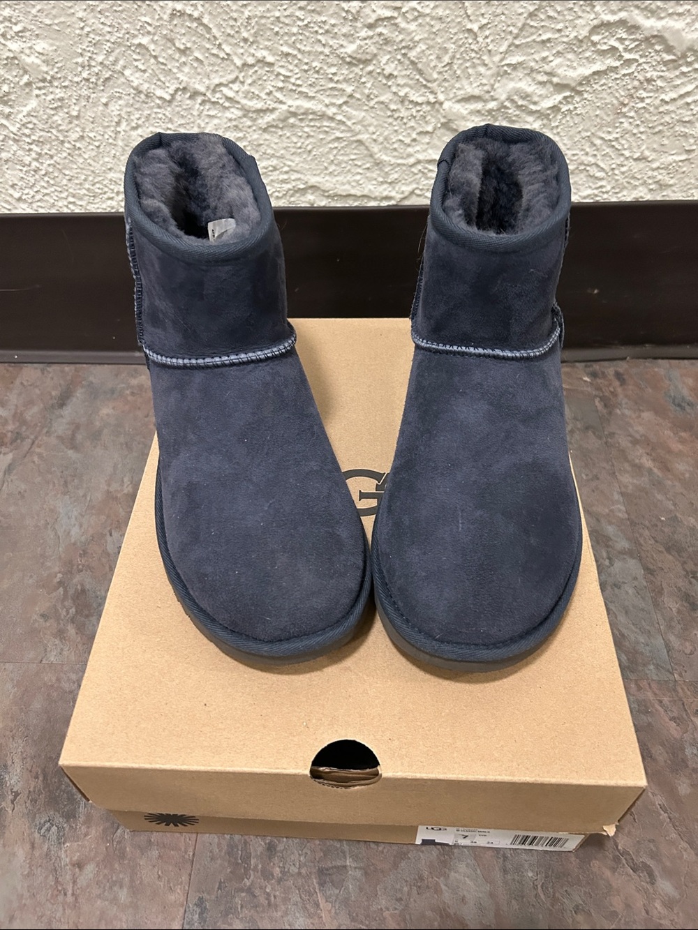 Women’s MINI II UGG Navy Short Suede Boot with Plush Shearling Size 7 EXCELLENT - Picture 8 of 16